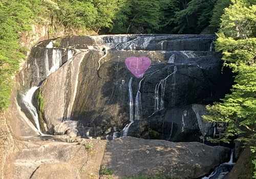 日本三名瀑の一つ 袋田の滝 へ犬連れ観光 いつの間にか恋人の聖地になってた 愛犬モコ ポメチワ の ブログ